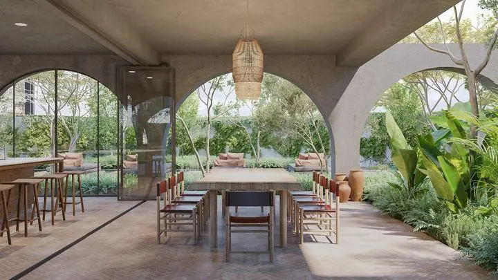 Comedor con arcos y mesa larga en Coordenada Country