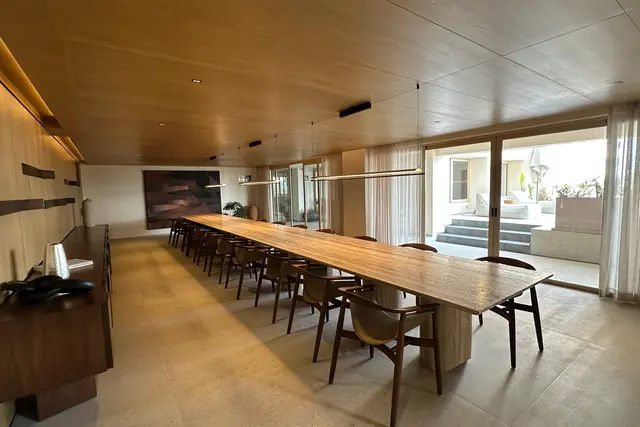 Comedor común con mesa larga y salida a terraza en Lírica