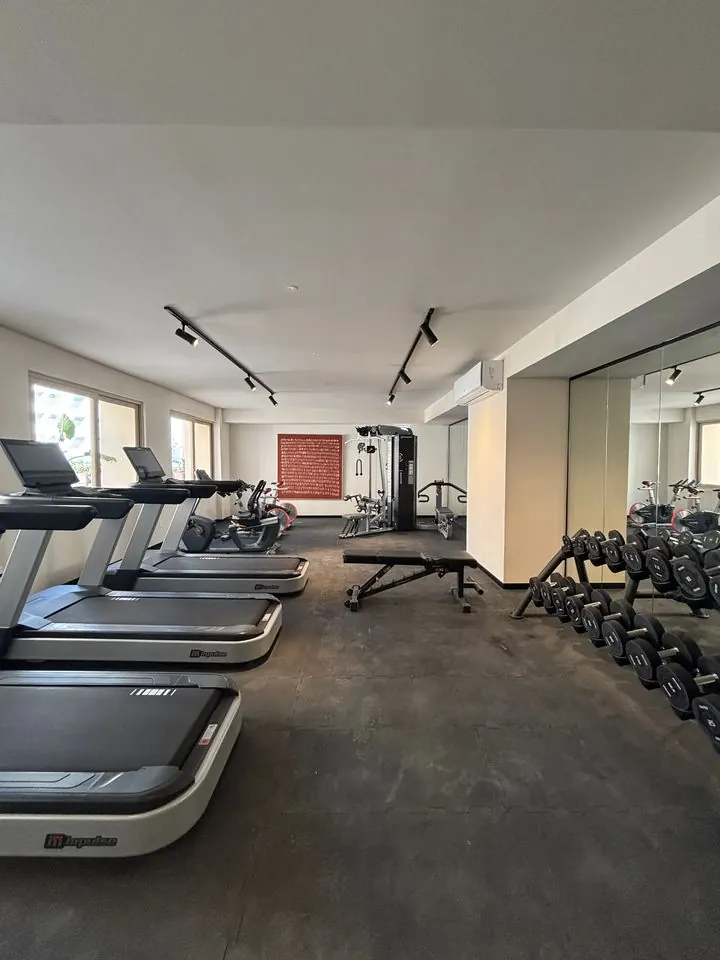 Gimnasio con caminadoras y pesas en Lírica