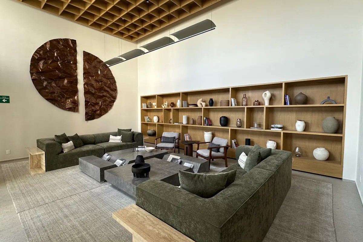 Lobby con salas y librero en Lírica