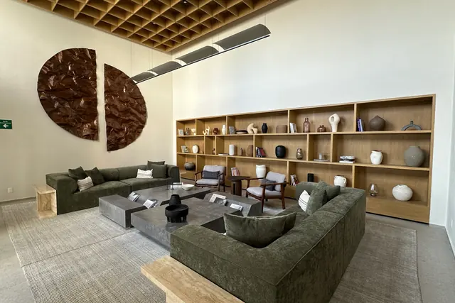 Lobby con salas y librero en Lírica