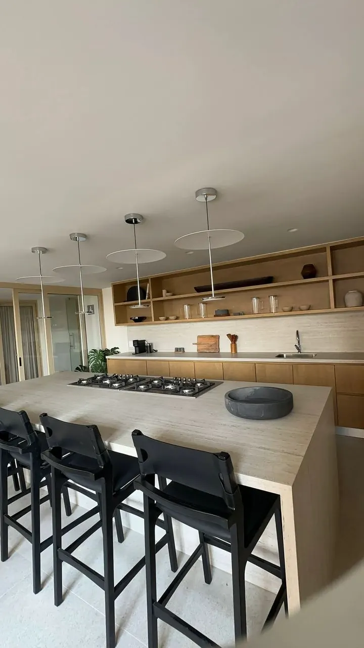Cocina abierta con barra y bancos en Lírica