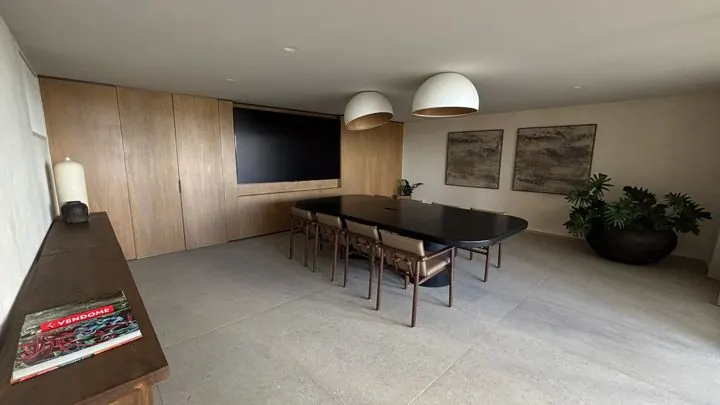 Sala de juntas con pantalla en Lírica