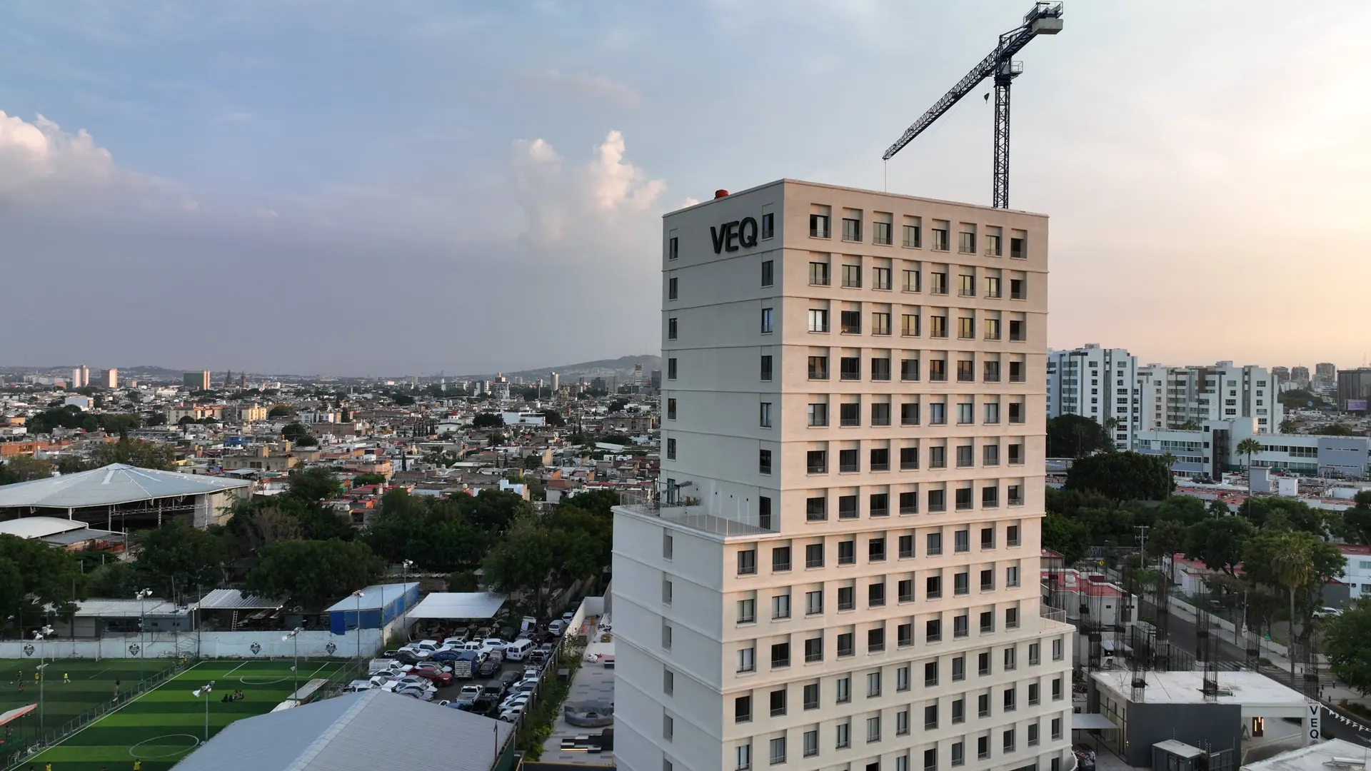 Torre de Coordenada Country en obra, con la ciudad de Guadalajara al fondo