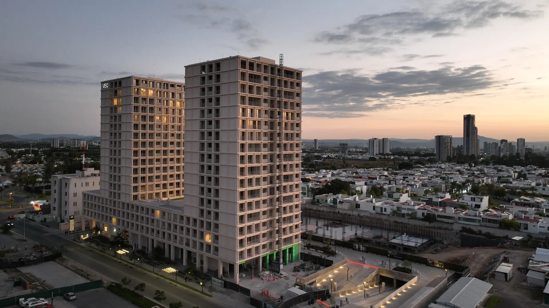 Las torres de Lírica, en Zapopan, al atardecer